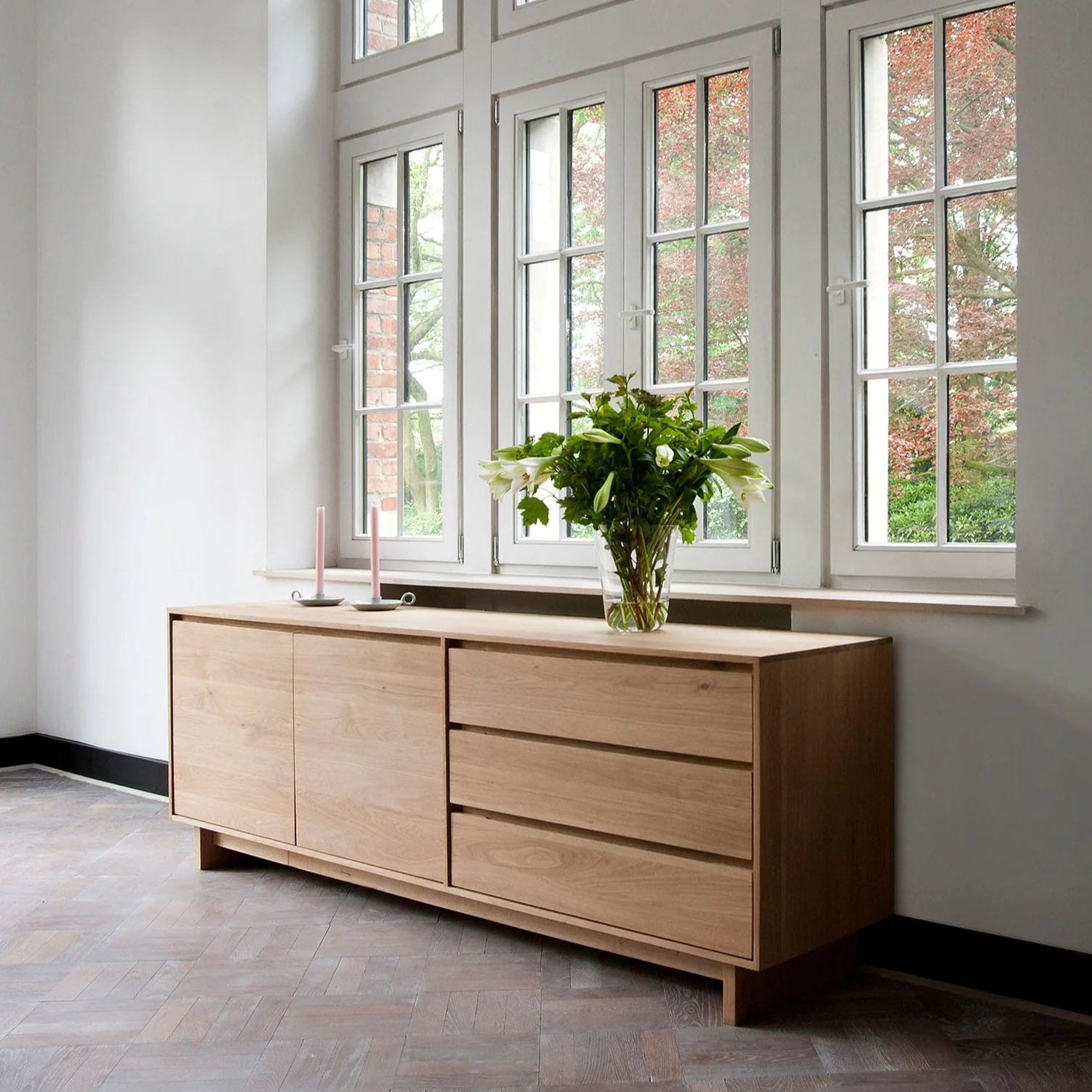 Easy-to-Use Wave Oak Sideboard 2 Doors 3 Drawers Powerful