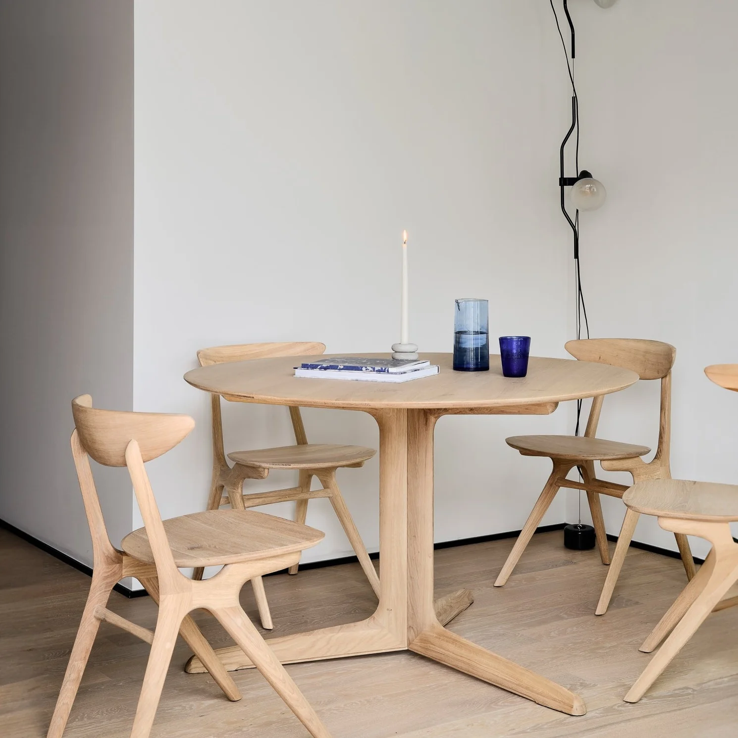 Recyclable Corto Solid Oak Dining Table Round Smooth