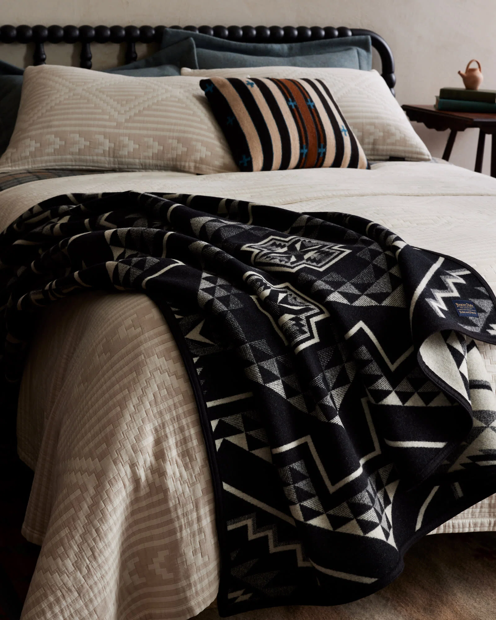 Premium Oxbow Black White Blanket Refined