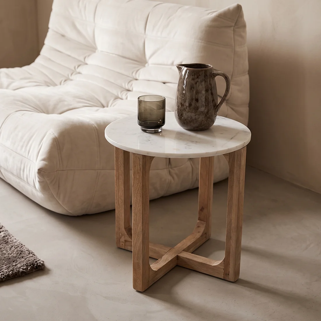 Detailed White marble side table Ø50 cm Comfortable