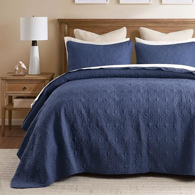 Fine Madison Park Quebec King Size Quilt Bedding Set - Navy Damask – 3 Piece Bedding Quilt Coverlets – Ultra Soft Microfiber Bed Quilts Quilted Coverlet Sophisticated