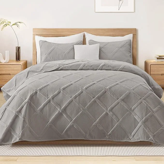 Specialty Exclusivo Mezcla Oversized King Quilt Set- Light Grey Cal King Quilts Bedding Superior