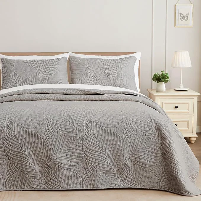 Next-Generation Exclusivo Mezcla California King Quilt Bedding Set Lightweight Light Grey Exclusive