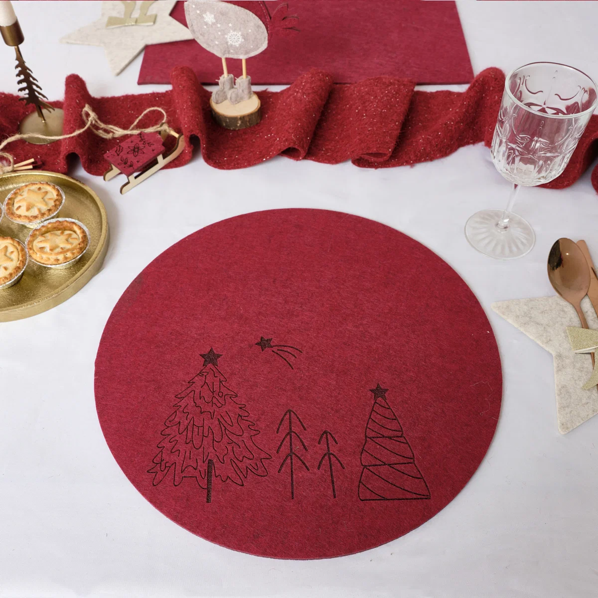 Reliable Set of 4 Dark Red Round Felt Placemats with Tree Detail Effective