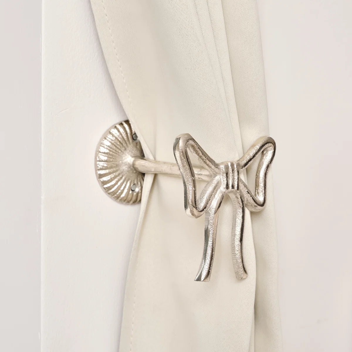 Certified Set of 2 Silver Metal Bow Curtain Tie Backs Prestigious