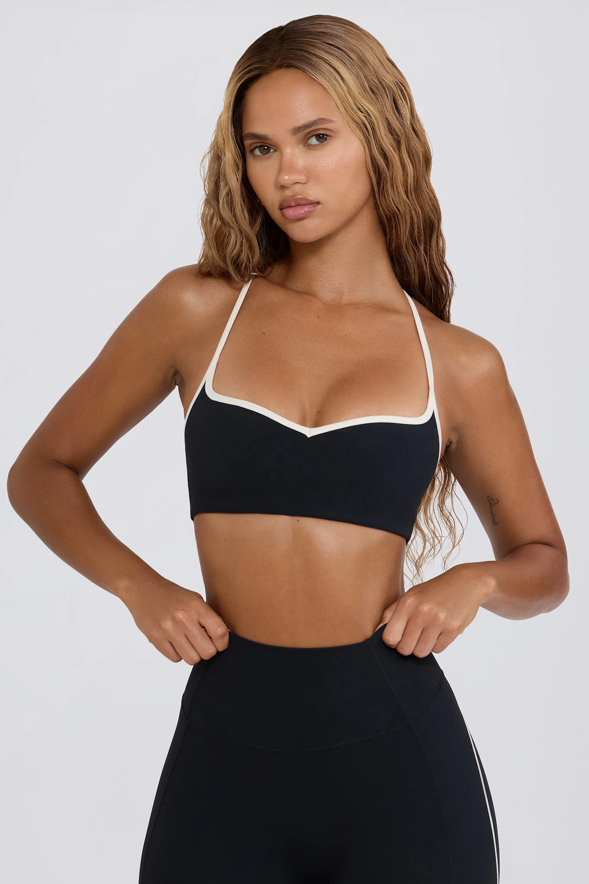 Long-Lasting Soft Active Sweetheart-Neck Sports Bra in Black Minimalist