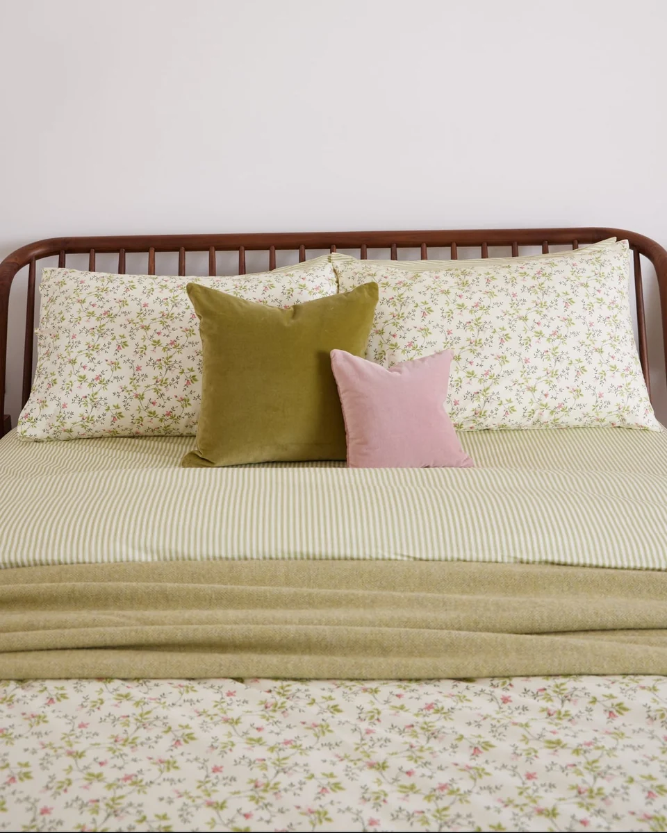 Responsible Foxford Reversible Dainty Lily Duvet Set Versatile