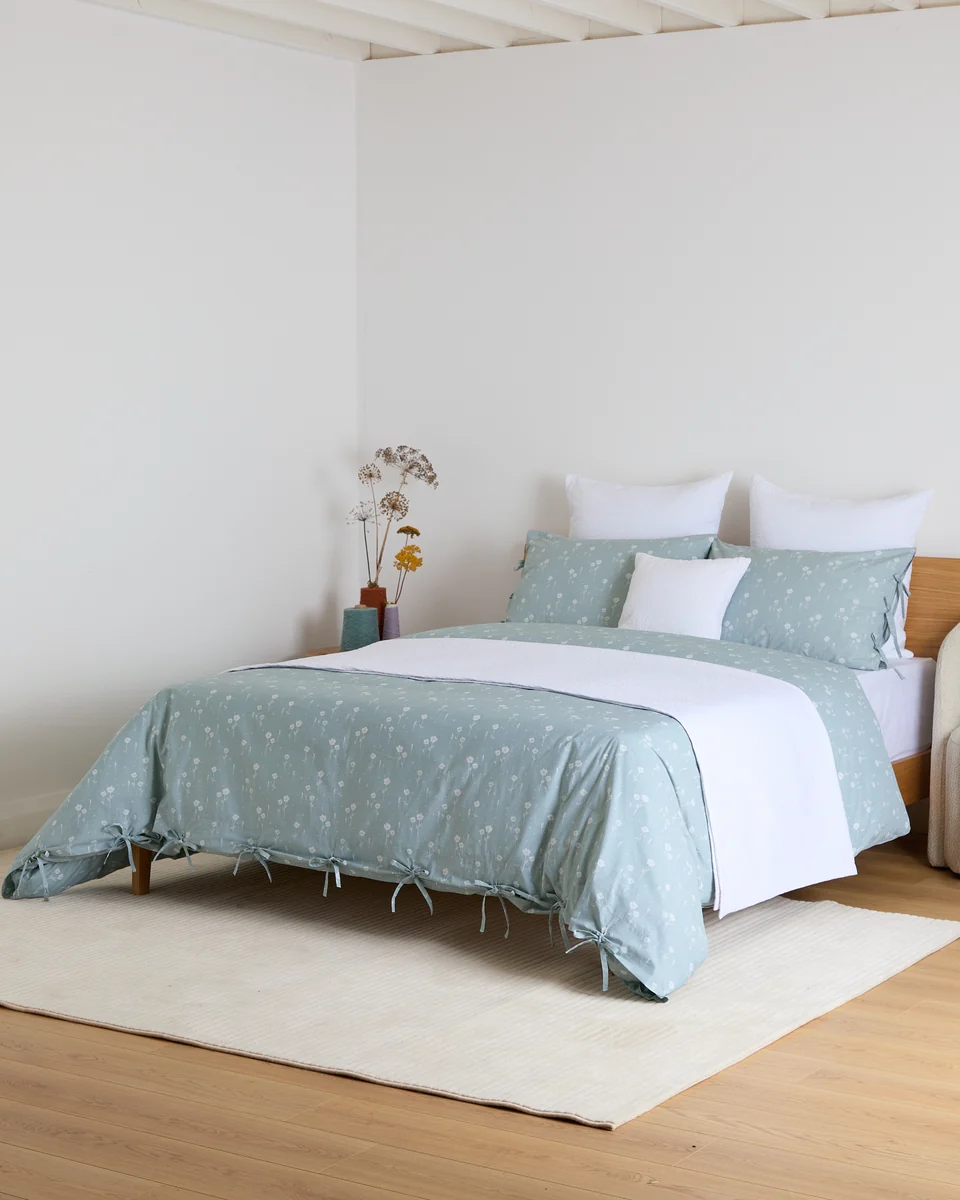 Traditional Foxford Daisy White Matelassé Throw High-Grade