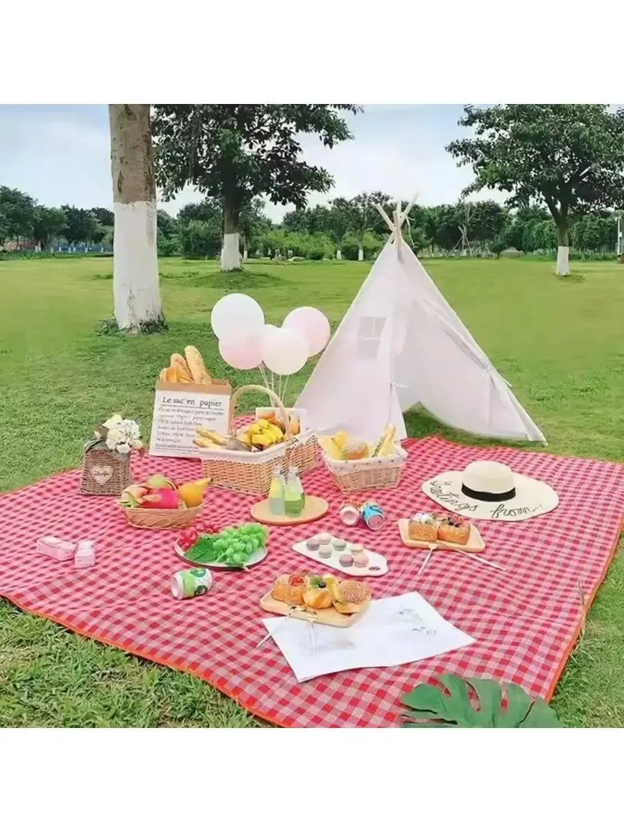Dependable 150x200cm Waterproof Picnic Mat – Sandproof Outdoor Blanket for Camping Beach Family Outings Minimalist
